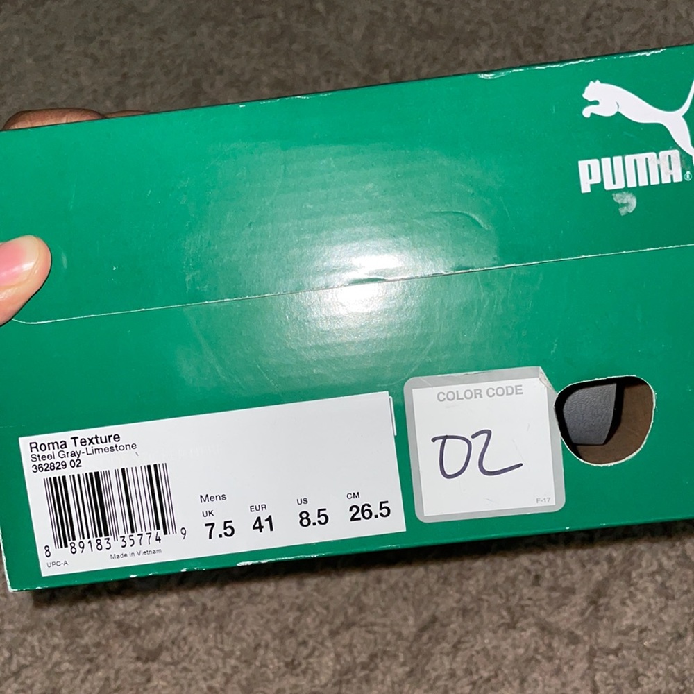 NEVER WORN PUMAS